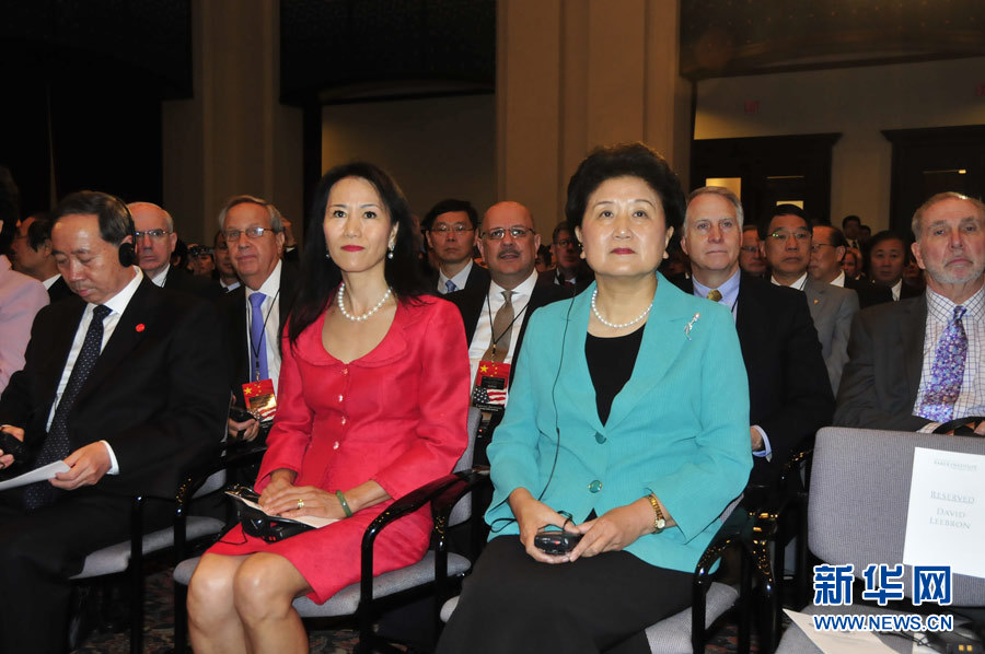     6月22日，在美国休斯敦赖斯大学，中国国务院副总理刘延东（前右一）出席第二届中美大学校长论坛。国务院副总理刘延东22日在美国休斯敦赖斯大学出席第二届中美大学校长论坛并发表演讲。 新华社记者 张永兴 摄