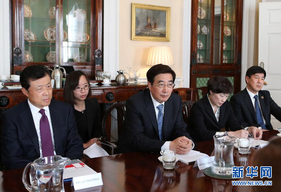 6月19日，在英国伦敦，中共中央政治局委员、北京市委书记郭金龙（中）会见伦敦金融城市长亚罗。应英国政府邀请，中共中央政治局委员、北京市委书记郭金龙于18日至22日率中共代表团对英国进行友好访问。期间，郭金龙会见了商务、创新和技能大臣贾维德，兰开斯特公爵郡大臣莱特温，约克公爵安德鲁王子，工党代领袖哈曼，伦敦市长约翰逊，伦敦金融城市长亚罗，苏格兰政府首席大臣、苏格兰民族党领袖斯特金等。新华社记者 韩岩 摄