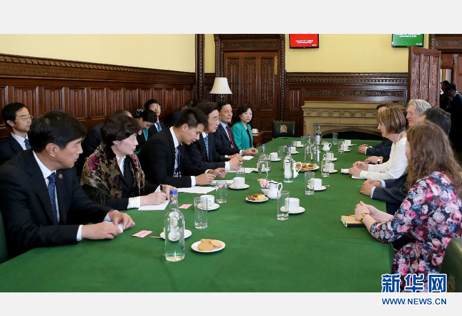 6月19日，在英国伦敦，中共中央政治局委员、北京市委书记郭金龙（左排，右三）会见工党代领袖哈曼。应英国政府邀请，中共中央政治局委员、北京市委书记郭金龙于18日至22日率中共代表团对英国进行友好访问。期间，郭金龙会见了商务、创新和技能大臣贾维德，兰开斯特公爵郡大臣莱特温，约克公爵安德鲁王子，工党代领袖哈曼，伦敦市长约翰逊，伦敦金融城市长亚罗，苏格兰政府首席大臣、苏格兰民族党领袖斯特金等。新华社记者 韩岩 摄