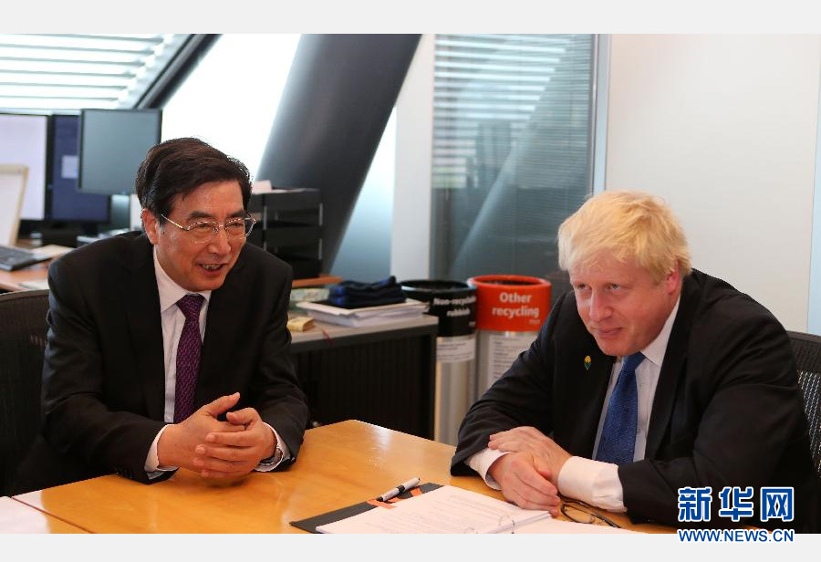 6月18日，在英国伦敦，中共中央政治局委员、北京市委书记郭金龙（左）会见伦敦市长约翰逊。应英国政府邀请，中共中央政治局委员、北京市委书记郭金龙于18日至22日率中共代表团对英国进行友好访问。期间，郭金龙会见了商务、创新和技能大臣贾维德，兰开斯特公爵郡大臣莱特温，约克公爵安德鲁王子，工党代领袖哈曼，伦敦市长约翰逊，伦敦金融城市长亚罗，苏格兰政府首席大臣、苏格兰民族党领袖斯特金等。新华社记者 韩岩 摄 