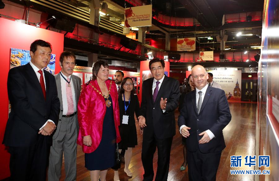 6月21日，在英国伦敦，中共中央政治局委员、北京市委书记郭金龙出席&ldquo;魅力北京&middot;激情冬奥&rdquo;图片展。应英国政府邀请，中共中央政治局委员、北京市委书记郭金龙于18日至22日率中共代表团对英国进行友好访问。期间，郭金龙会见了商务、创新和技能大臣贾维德，兰开斯特公爵郡大臣莱特温，约克公爵安德鲁王子，工党代领袖哈曼，伦敦市长约翰逊，伦敦金融城市长亚罗，苏格兰政府首席大臣、苏格兰民族党领袖斯特金等。新华社记者 韩岩 摄