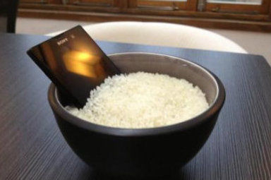 手机进水了 这5件事千万别做！