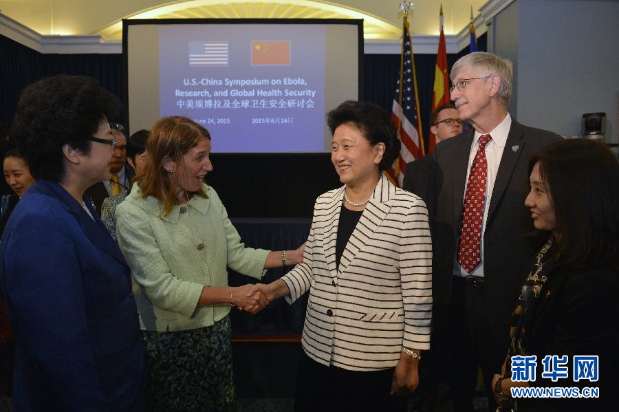 6月24日，在美国华盛顿举办的中美埃博拉及全球卫生安全研讨会上，国务院副总理刘延东与美国卫生与公共服务部部长伯韦尔交谈。新华社记者王雷摄