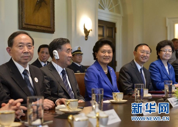 6月24日,在美国首都华盛顿白宫,美国总统奥巴马(画面未见)会见出席第七轮中美战略与经济对话和第六轮中美人文交流高层磋商的习近平主席特别代表国务院副总理刘延东(左三)、国务院副总理汪洋(左二)、国务委员杨洁篪(右二)等中方代表团主要成员。新华社记者殷博古摄 6月24日,在美国首都华盛顿白宫,美国总统奥巴马(画面未见)会见出席第七轮中美战略与经济对话和第六轮中美人文交流高层磋商的习近平主席特别代表国务院副总理刘延东(左三)、国务院副总理汪洋(左二)、国务委员杨洁篪(右二)等中方代表团主要成员。新华社记者殷博古摄