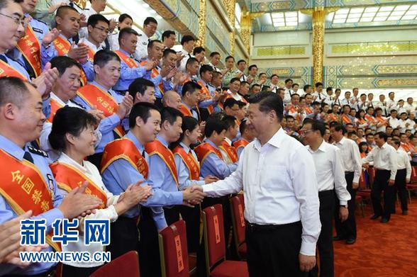   6月25日，党和国家领导人习近平、李克强等在北京人民大会堂会见全国禁毒工作先进集体代表和先进个人。 新华社记者饶爱民摄