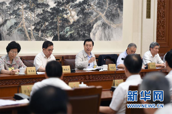 6月25日,十二届全国人大常委会第十五次会议举行分组会议,审议关于实行宪法宣誓制度的决定草案,审议关于授权最高人民检察院在部分地区开展公益诉讼改革试点工作的决定草案。张德江委员长参加审议。新华社记者谢环驰摄 6月25日,十二届全国人大常委会第十五次会议举行分组会议,审议关于实行宪法宣誓制度的决定草案,审议关于授权最高人民检察院在部分地区开展公益诉讼改革试点工作的决定草案。张德江委员长参加审议。新华社记者谢环驰摄