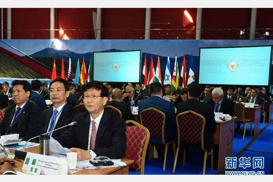 6月25日，中共中央政治局委员、中央政法委书记孟建柱（前右）出席在俄罗斯乌兰乌德举行的第六届安全事务高级代表国际会议。中共中央政治局委员、中央政法委书记孟建柱24日至25日出席在俄罗斯乌兰乌德举行的第六届安全事务高级代表国际会议。来自近70个国家和国际组织的代表围绕加强国际协作，共同打击极端势力和恐怖主义进行深入讨论，达成重要共识。新华社记者贾宇辰摄