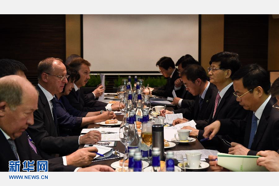 6月25日，在俄罗斯乌兰乌德，中共中央政治局委员、中央政法委书记孟建柱（右二）与俄罗斯联邦安全会议秘书帕特鲁舍夫（左二）共同出席中俄执法安全合作机制第二次会议。中共中央政治局委员、中央政法委书记孟建柱24日至25日出席在俄罗斯乌兰乌德举行的第六届安全事务高级代表国际会议。来自近70个国家和国际组织的代表围绕加强国际协作，共同打击极端势力和恐怖主义进行深入讨论，达成重要共识。与会期间举行了中俄执法安全合作机制第二次会议。新华社记者贾宇辰摄 