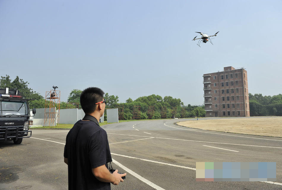 广州：警方800警力抓捕黑帮现场