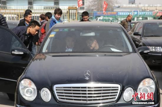 3月15日，市民正在拍卖会预展上参观车辆。 资料图