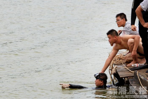 汽车落水女子生前最后一刻将女儿带出车外（图）
