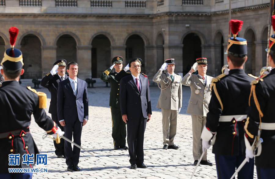  6月30日，中国国务院总理李克强出席法国总理瓦尔斯在法国荣军院举行的隆重的欢迎仪式。 新华社记者 庞兴雷 摄
