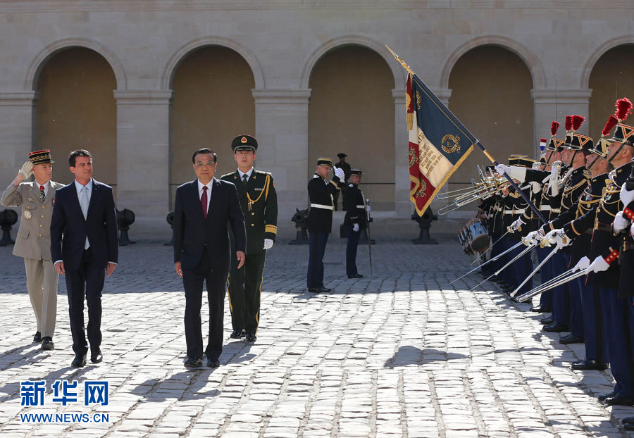  6月30日，中国国务院总理李克强出席法国总理瓦尔斯在法国荣军院举行的隆重的欢迎仪式。 新华社记者 庞兴雷 摄