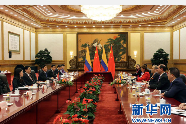 7月1日，全国人大常委会委员长张德江在北京人民大会堂与哥伦比亚国会主席兼参议长纳梅举行会谈。 新华社记者 刘卫兵 摄