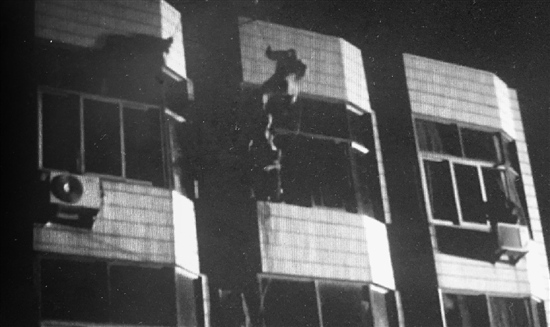 男子喝醉割脉欲跳楼消防从天降将其踹回屋(图)