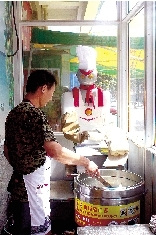 &ldquo;奥特曼&rdquo;面馆削面削出面条被赞有劲道口感好