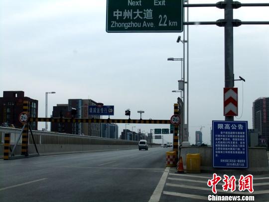 郑州新建高架遭重车辗压严重损坏官方急设限高栏(图)