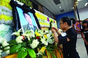 　　很多群众来为李春潮送行 通讯员供图