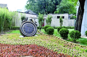 佟麟阁纪念雕塑位于佟麟阁路三联书店附近的绿地里。