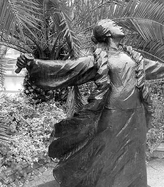 秋瑾雕像手中铜剑7次被盗 广场物业:不归我们管