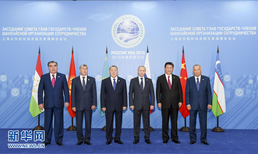 7月10日，上海合作组织成员国元首理事会第十五次会议在俄罗斯乌法举行。国家主席习近平出席会议并发表重要讲话。这是会前，成员国元首集体合影。新华社记者 李学仁 摄