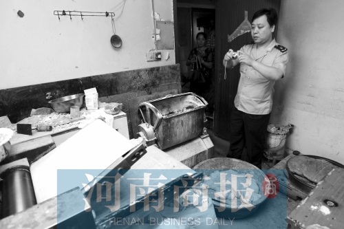 蝇虫乱飞厕味熏人 记者暗访“黑馒头”作坊被教训