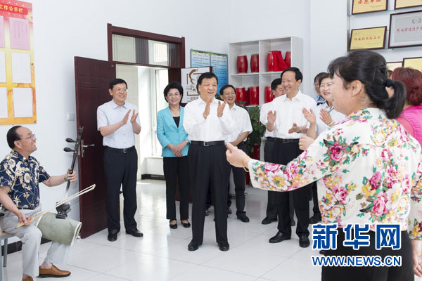 这是7月10日，刘云山在石嘴山市东胜社区群众文化室看望正在排练的群众。新华社记者王晔摄