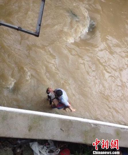 台风天10岁男孩戏水被卷走漂浮一公里后获救