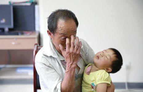 3岁女童玩耍时栽进路边水渠 舌头几乎被咬断