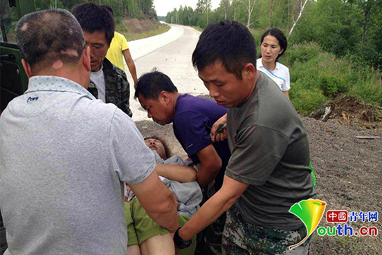 漠河官兵无信号区救助车祸群众 辗转五小时挽
