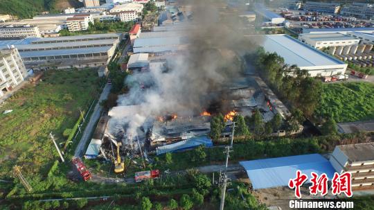 福建永安一纺织厂发生火灾现场黑烟蘑菇云冲天
