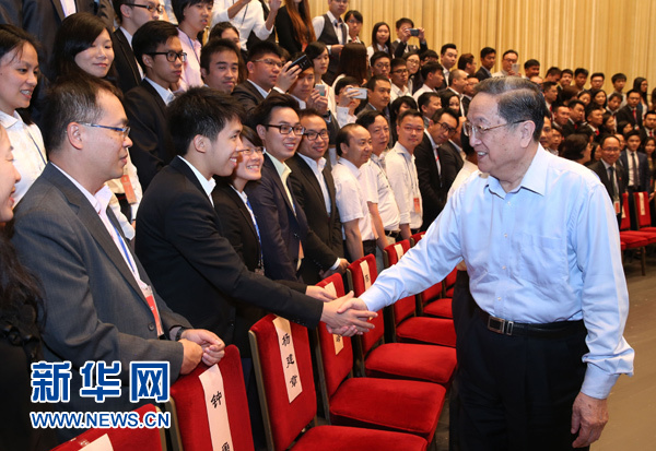 7月17日，中共中央政治局常委、全国政协主席俞正声在北京会见以港澳委员为主导的青年社团代表赴内地体验式学习考察团。 新华社记者 庞兴雷摄