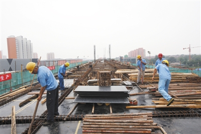 昨日,燕房线燕化站主体结构已完成封顶,工人正在施工。新京报记者 王贵彬 摄