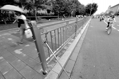 记者昨天获悉，长安街护栏更换工程正式开工。新护栏样式提炼了莲花、如意、华板等传统元素，体现了&ldquo;神州第一街&rdquo;的风格。护栏通体为不锈钢材质，由柱头、莲花、如意、基座、底座、华板等72个零部件焊接制成。护栏更换范围为长安街复兴门到建国门间道路两侧、十字路口南北向延伸。图为护栏更换工程现场。