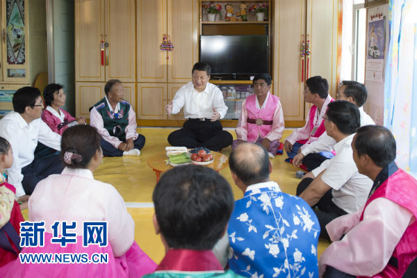 这是7月16日，习近平在延边朝鲜族自治州和龙市东城镇光东村农户家中同村民们亲切交谈。新华社记者 谢环驰 摄 