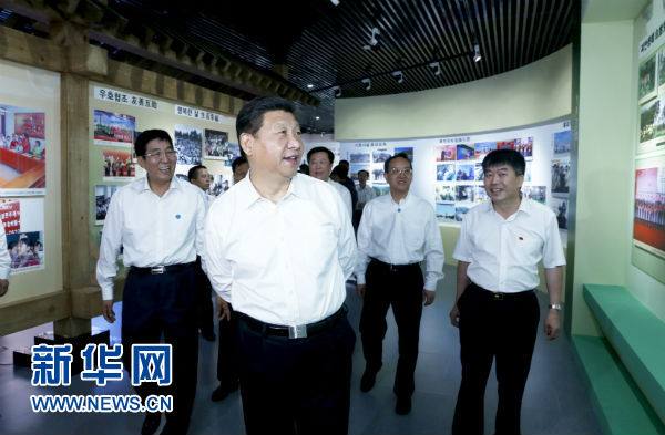这是7月16日，习近平在延边博物馆参观延边州成就展。新华社记者 鞠鹏 摄