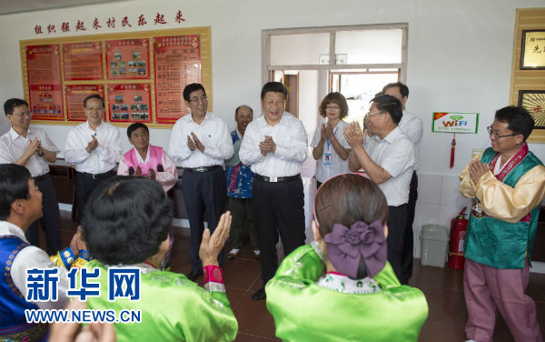 这是7月16日，习近平在延边州和龙市东城镇光东村村委会观看村民们排练朝鲜族舞蹈。新华社记者 谢环驰 摄
