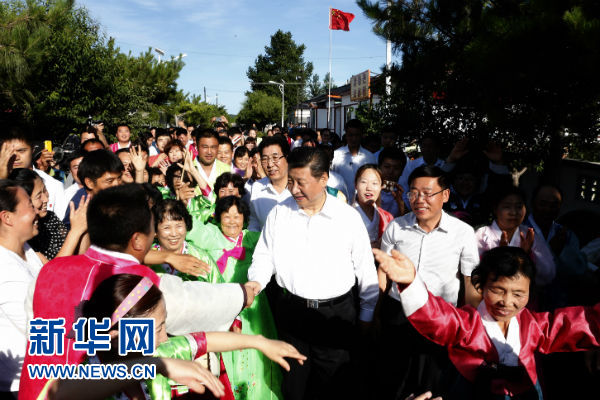 这是7月16日，习近平在延边州和龙市东城镇光东村同当地群众在一起。新华社记者 鞠鹏 摄