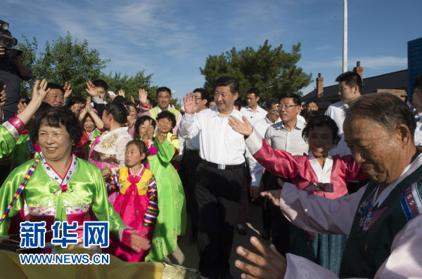 这是7月16日，习近平在延边州和龙市东城镇光东村受到当地群众热烈欢迎。新华社记者 谢环驰 摄 