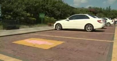 成南高速淮口服务区设置女司机专用停车位。