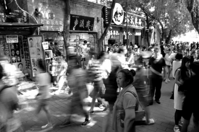 南锣鼓巷游人如织。