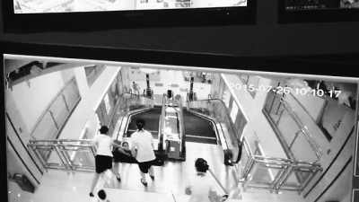 生命跌落瞬间，母亲托出三岁儿子