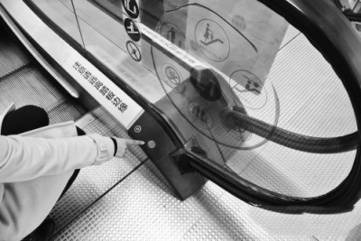 生命跌落瞬间，母亲托出三岁儿子