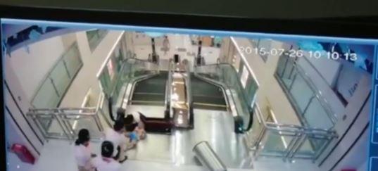 女子被搅入扶梯最后一刻双手举出孩子