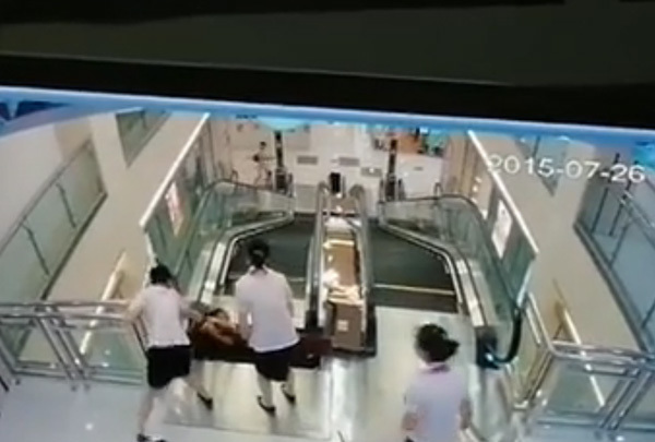 女子被搅入扶梯最后一刻双手举出孩子