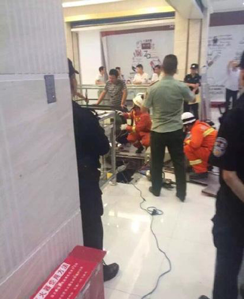 女子被搅入扶梯最后一刻双手举出孩子