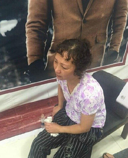 女子被搅入扶梯最后一刻双手举出孩子