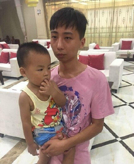 女子被搅入扶梯最后一刻双手举出孩子