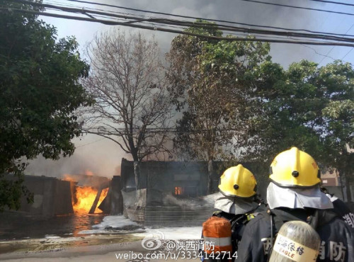 西安西郊一简易仓库着火致一8岁女童死亡（图）