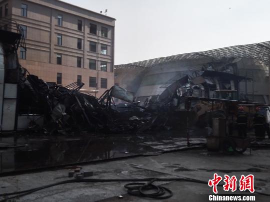 呼和浩特一建筑工地工棚起火3层板房烧成铁架